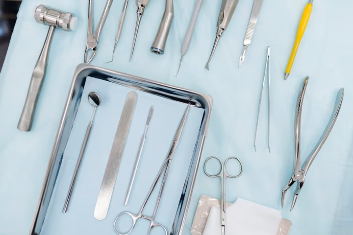 Instruments dentaires disposés sur un plateau, vus d'en haut, prêts pour une utilisation médicale.