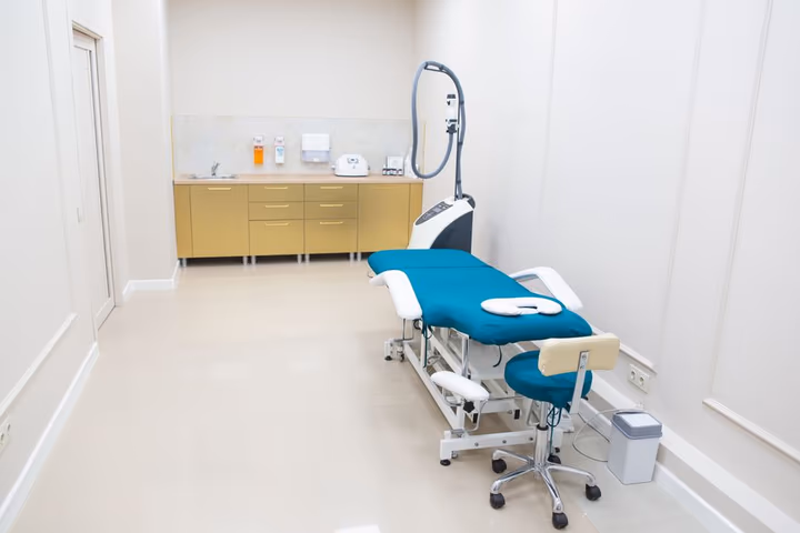 Cabinet médical moderne avec équipement de pointe, environnement stérile et impeccable, prêt pour un examen clinique.